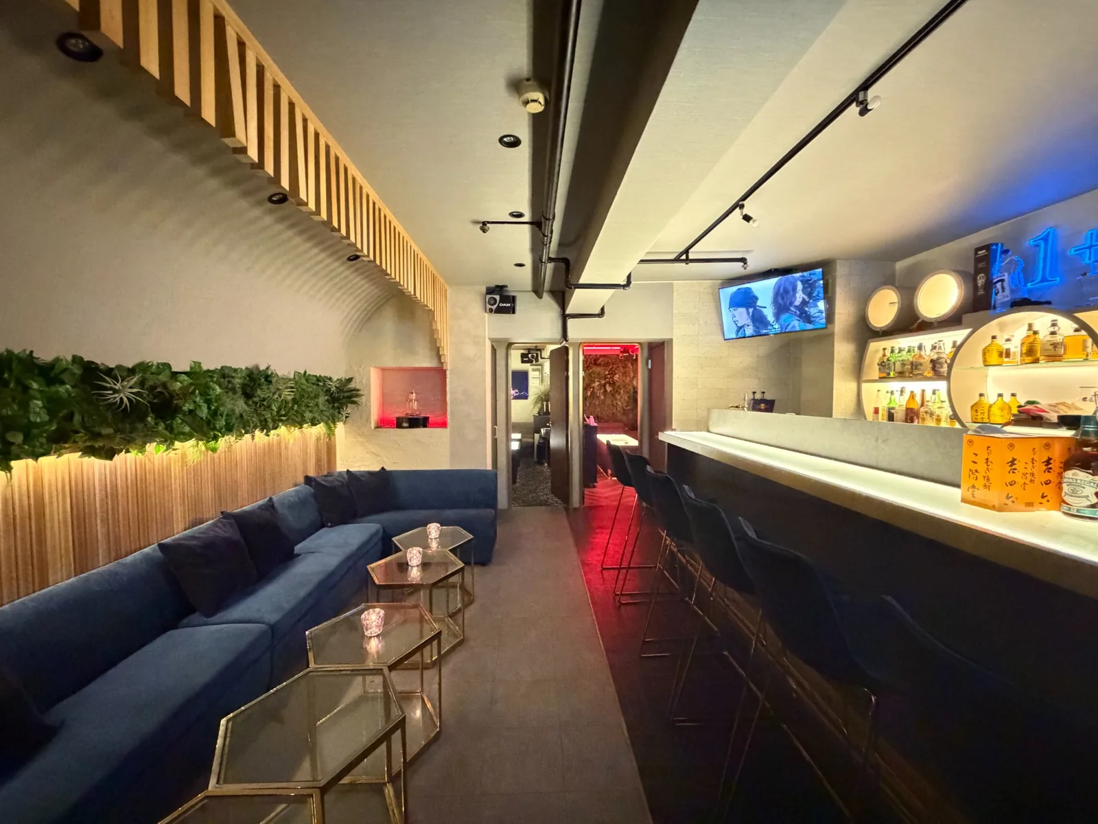 LUXURY BAR 1+の店内