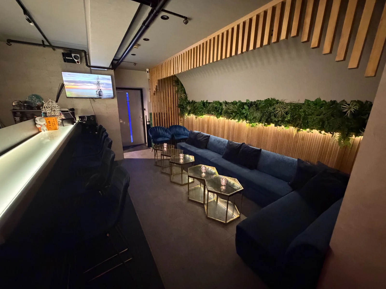 LUXURY BAR 1+ ギャラリー画像